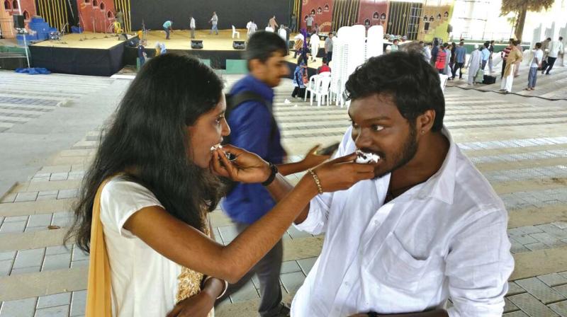 Vishnu S.S. and Arathy S.A. share a cake after they got married on Friday. (Photo: DC) Vishnu S.S. and Arathy S.A. share a cake after they got married on Friday. (Photo: DC)