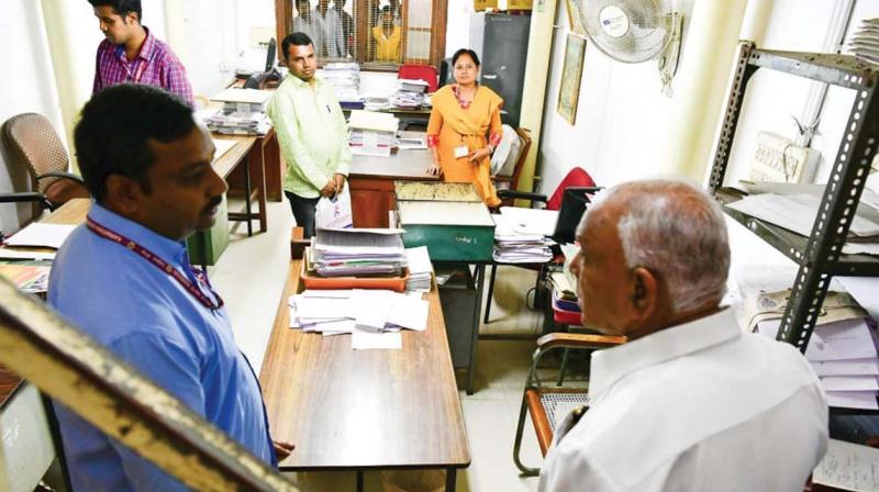 Chief Minister B.S. Yediyurappa pays a surprise visit to the dispatch section in Vidhana Soudha on Thursday. (KPN) Chief Minister B.S. Yediyurappa pays a surprise visit to the dispatch section in Vidhana Soudha on Thursday. (KPN)