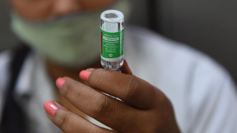 A health worker prepares to inoculates a man with a dose of the Covishield vaccine against the Covid-19 coronavirus. (Photo: AFP)