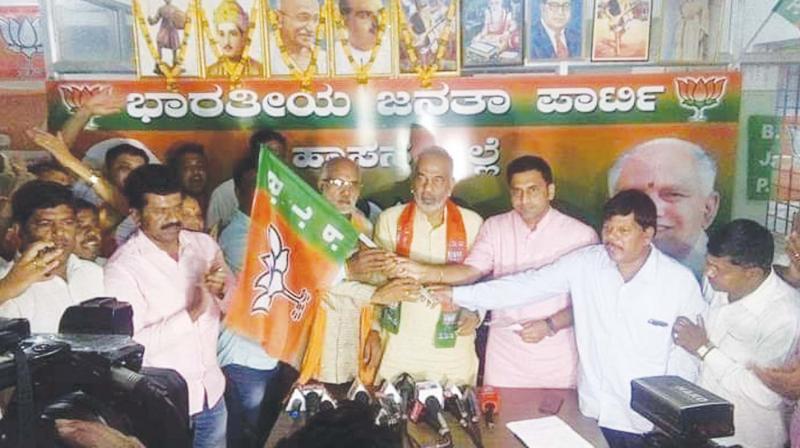 Congress leader A. Manju rejoined BJP at its party office in Hassan on Sunday. (Image DC) Congress leader A. Manju rejoined BJP at its party office in Hassan on Sunday. (Image DC)