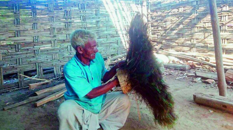 An old man prepares the Gussadi cap in Asifabad. (Photo: DC) An old man prepares the Gussadi cap in Asifabad. (Photo: DC)