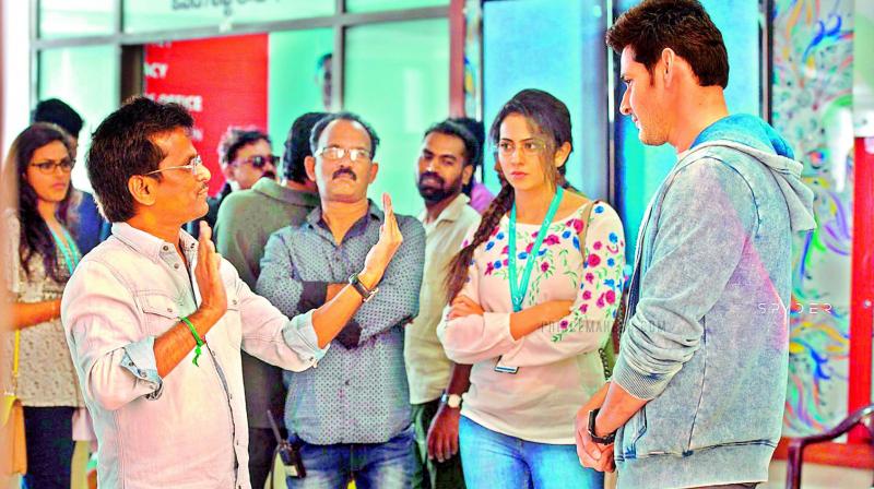 Murugadoss explaining a scene to Rakul Preet and Mahesh Babu Murugadoss explaining a scene to Rakul Preet and Mahesh Babu