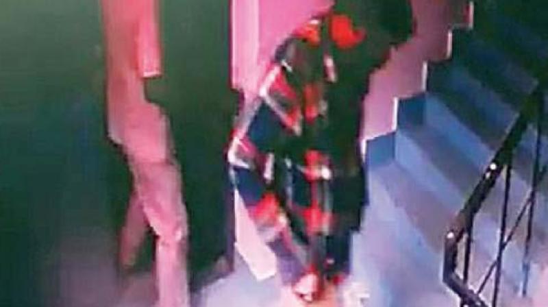 Geetha Vishnu escaping from Mallya Hospital Geetha Vishnu escaping from Mallya Hospital