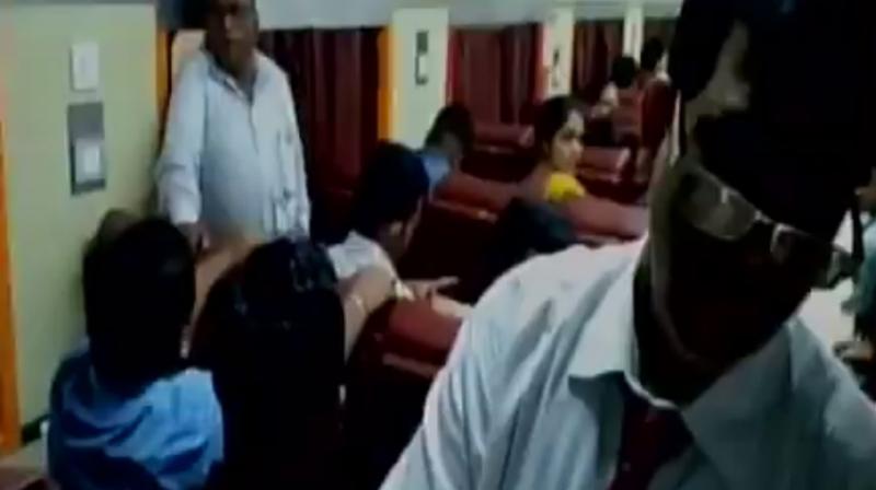 Screenshot from the video shows the TTE collecting the extra money. (Photo: Twitter | ANI) Screenshot from the video shows the TTE collecting the extra money. (Photo: Twitter | ANI)