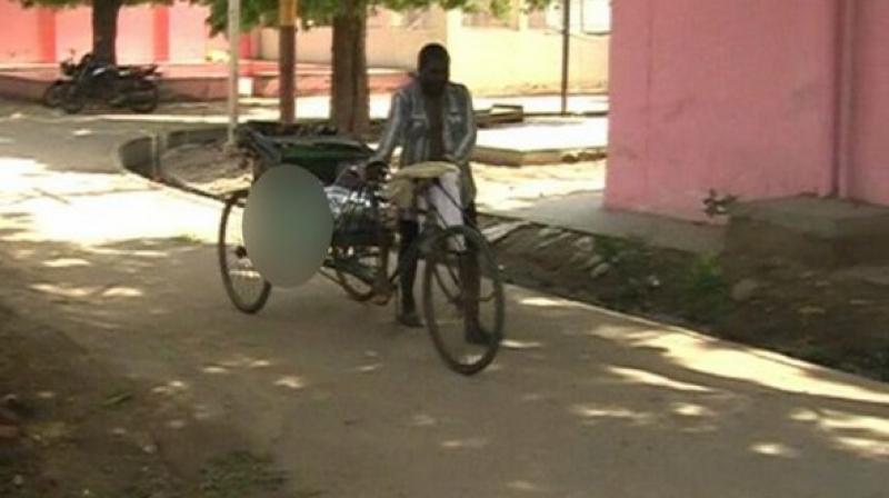 The dead woman's body was taken for postmortem by the GRP. (Photo: Twitter | ANI) The dead woman's body was taken for postmortem by the GRP. (Photo: Twitter | ANI)