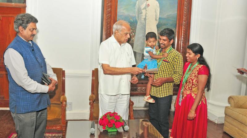 Governor presents ‘visitors’ certificate to a family visiting Raj Bhavan in the company of his secretary R.Rajagopalan. (Photo: DC) Governor presents ‘visitors’ certificate to a family visiting Raj Bhavan in the company of his secretary R.Rajagopalan. (Photo: DC)