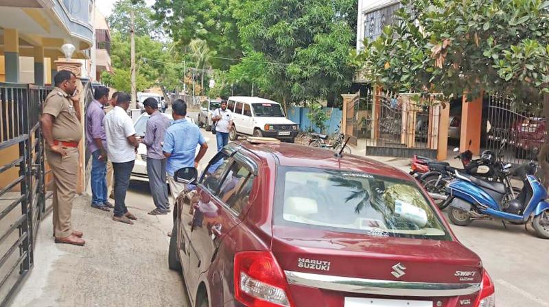 According to police sources, M.S. Ilangesh--waran (47) of Jayanthi Street, Dr. Sethapathy Nagar, Velachery had gone to his native village in Sivaganga district on Friday night with his family. According to police sources, M.S. Ilangesh--waran (47) of Jayanthi Street, Dr. Sethapathy Nagar, Velachery had gone to his native village in Sivaganga district on Friday night with his family.