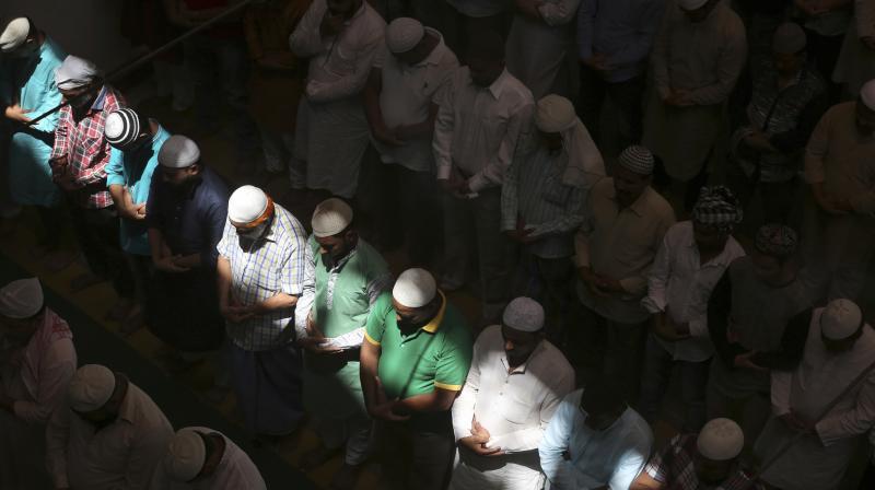Worshippers, including Palestinians and pilgrims from around the world, sheltered under umbrellas as volunteers sprayed them with water around Al-Aqsa mosque in the Old City compound, (Photo: AP) Worshippers, including Palestinians and pilgrims from around the world, sheltered under umbrellas as volunteers sprayed them with water around Al-Aqsa mosque in the Old City compound, (Photo: AP)
