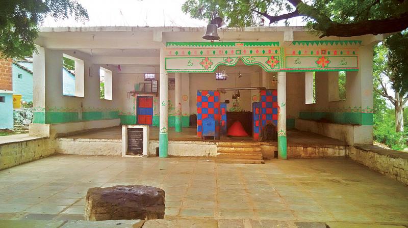 Mavinsoor is a tiny hamlet situated close to the famous Ratkal Revanasiddeshwara Temple, about 40 kms from Kalaburagi town. Mavinsoor is a tiny hamlet situated close to the famous Ratkal Revanasiddeshwara Temple, about 40 kms from Kalaburagi town.