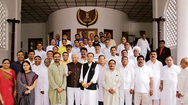 Congress MLAs from Gujarat called on Governor Vajubhai Vala at Raj Bhavan on Saturday (Photo: KPN) Congress MLAs from Gujarat called on Governor Vajubhai Vala at Raj Bhavan on Saturday (Photo: KPN)
