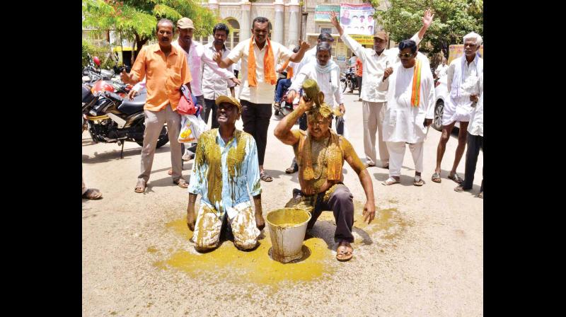BJP workers protest for release of water in Mandya on Monday BJP workers protest for release of water in Mandya on Monday