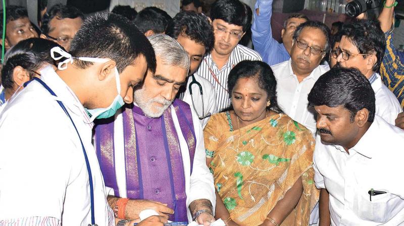 Union minister of state for health and family welfare Ashwini Kumar Choubey, interacts with the doctors after visiting the dengue infected patients (Photo: DC) Union minister of state for health and family welfare Ashwini Kumar Choubey, interacts with the doctors after visiting the dengue infected patients (Photo: DC)