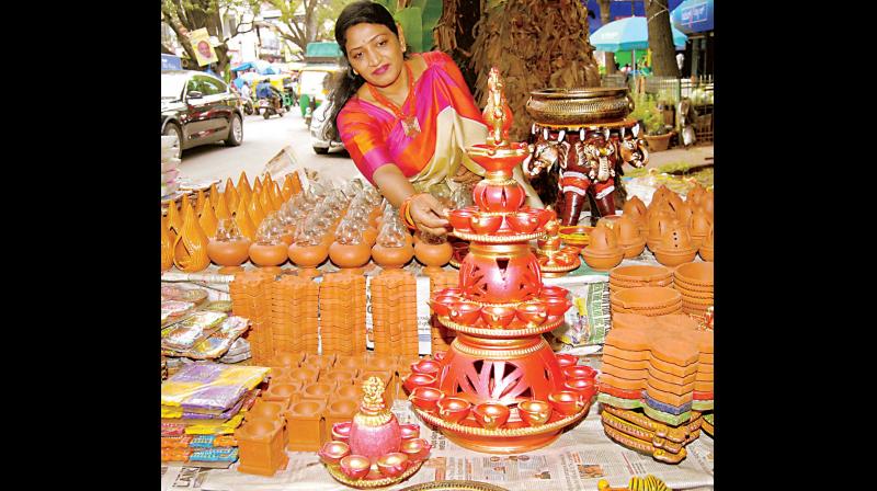 Traditional Diwali lamps for sale at Basavangudi in Bengaluru on Monday (Photo: KPN) Traditional Diwali lamps for sale at Basavangudi in Bengaluru on Monday (Photo: KPN)