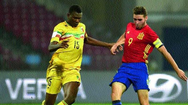 pain’s Abel Ruiz (right) in action against a Mali defender in their semi-final at the D.Y. Patil Stadium in Navi Mumbai on Wednesday. Spain won 3-1.(Photo: AFP) pain’s Abel Ruiz (right) in action against a Mali defender in their semi-final at the D.Y. Patil Stadium in Navi Mumbai on Wednesday. Spain won 3-1.(Photo: AFP)