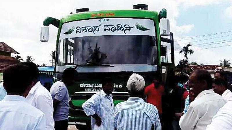 The bus carrying JD(S) state president H.D. Kumaraswamy after it broke down in Chikkamagaluru. The bus carrying JD(S) state president H.D. Kumaraswamy after it broke down in Chikkamagaluru.