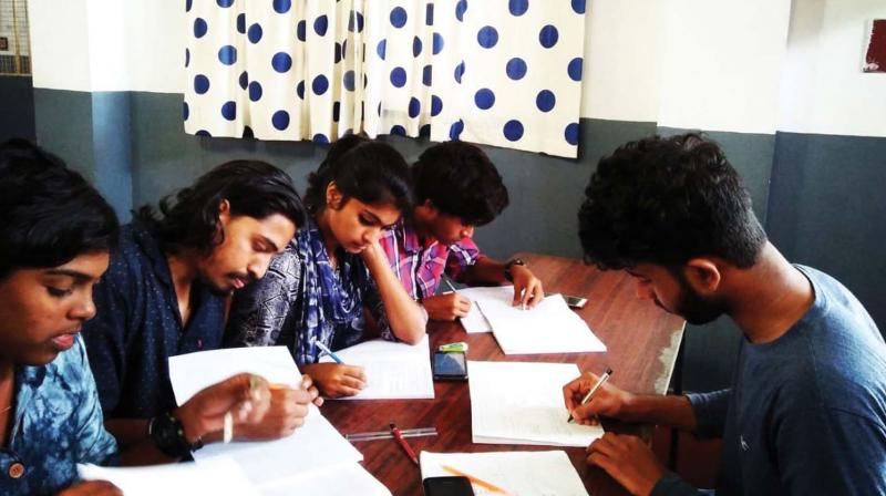 Youngsters write notes for flood-hit students at a school in Vadakara. Youngsters write notes for flood-hit students at a school in Vadakara.