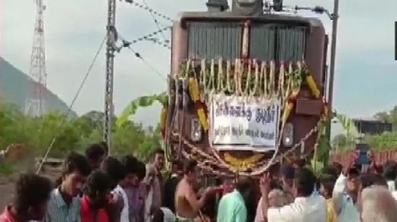 Technicians in the railway station at Jolarpettai, located over 135 miles (217 km) from Chennai, worked from early on Thursday to fill fifty wagons with 50,000 litres of water each, sourced from a south Indian river. (Photo: ANI) Technicians in the railway station at Jolarpettai, located over 135 miles (217 km) from Chennai, worked from early on Thursday to fill fifty wagons with 50,000 litres of water each, sourced from a south Indian river. (Photo: ANI)