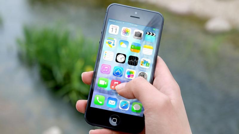 In a survey of 135 San Francisco State students, Peper and Harvey found that students who used their phones the most reported higher levels of feeling isolated, lonely, depressed and anxious. In a survey of 135 San Francisco State students, Peper and Harvey found that students who used their phones the most reported higher levels of feeling isolated, lonely, depressed and anxious.