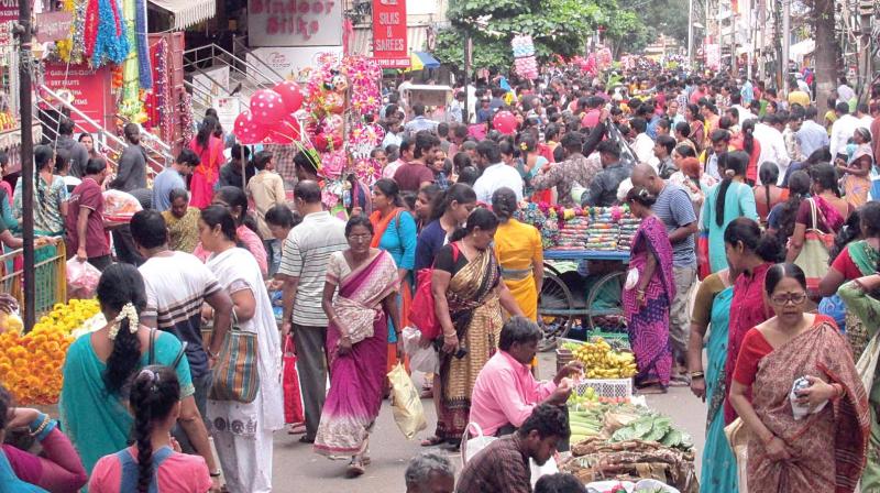 People shopping on the eve of Ganesh Chathurthi festival in various parts of Bengaluru on Sunday —KPN People shopping on the eve of Ganesh Chathurthi festival in various parts of Bengaluru on Sunday —KPN