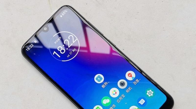 The glossy back house a dual-camera setup on the back and and there is also a fingerprint sensor embedded within the Moto logo on the back. The glossy back house a dual-camera setup on the back and and there is also a fingerprint sensor embedded within the Moto logo on the back.