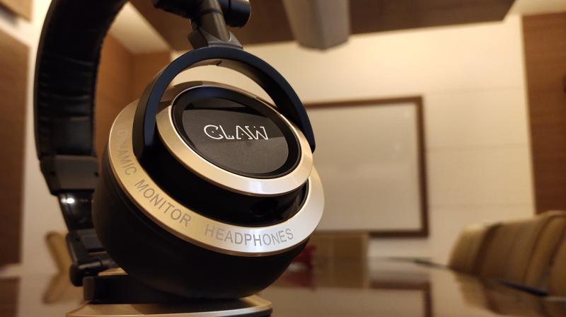 The SM100 headphones are very comfortable to wear thanks to the big, cushioned and breathable earmuffs. The SM100 headphones are very comfortable to wear thanks to the big, cushioned and breathable earmuffs.