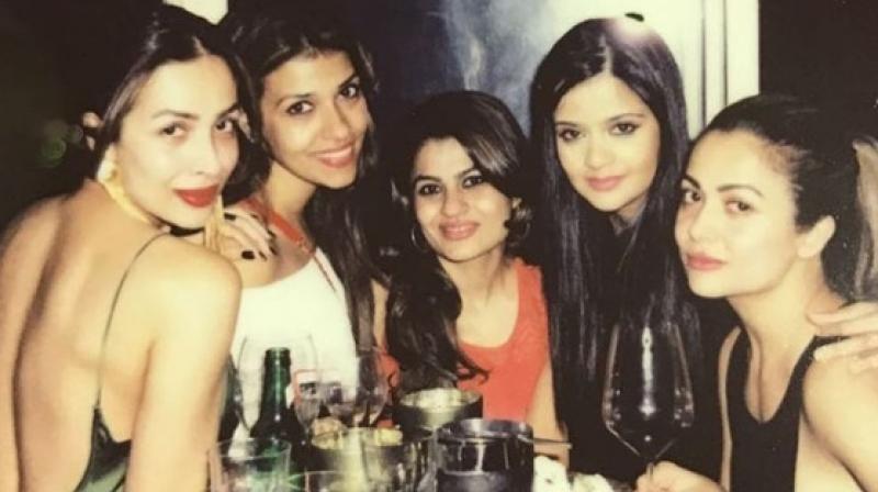 Malaika with her girl gang at Deanne's bungalow (Pic courtesy: Instagram/ amuaroraofficial). Malaika with her girl gang at Deanne's bungalow (Pic courtesy: Instagram/ amuaroraofficial).