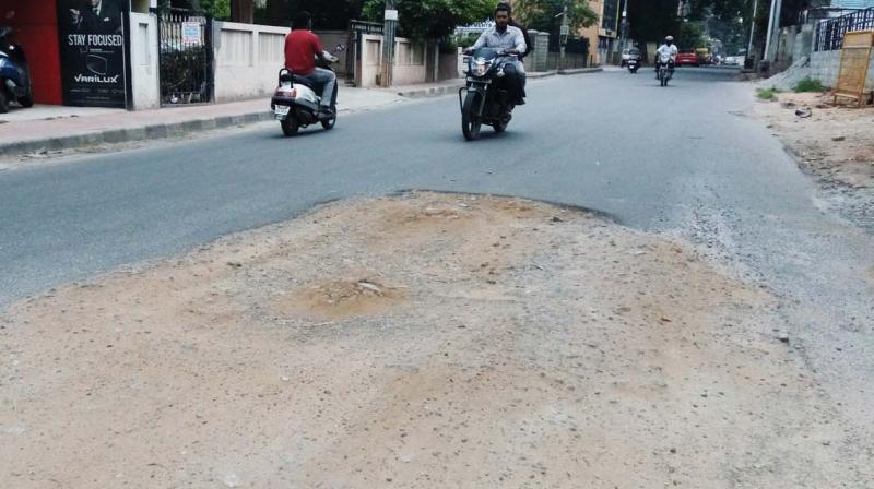 A pothole on Nandidurga Road (Photo:Samuel R.) A pothole on Nandidurga Road (Photo:Samuel R.)