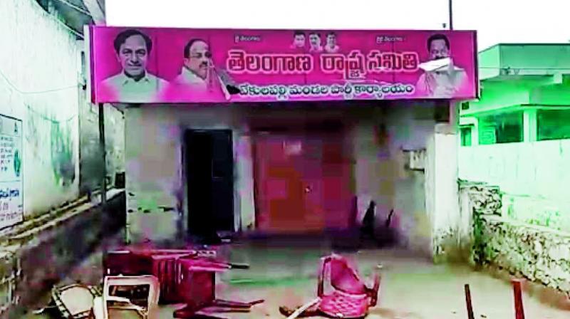 The TRS mandal office at Tekulapalli ransacked by the Congress. (Photo: DC) The TRS mandal office at Tekulapalli ransacked by the Congress. (Photo: DC)
