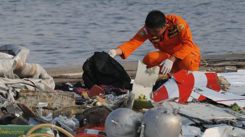A member of Indonesian Search and Rescue Agency (BASARNAS) inspects debris believed to be from Lion Air passenger jet that crashed off Java Island at Tanjung Priok Port in Jakarta, Indonesia Monday, Oct. 29, 2018. (Photo: AP) A member of Indonesian Search and Rescue Agency (BASARNAS) inspects debris believed to be from Lion Air passenger jet that crashed off Java Island at Tanjung Priok Port in Jakarta, Indonesia Monday, Oct. 29, 2018. (Photo: AP)