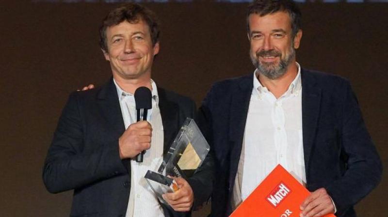 French photographer Laurent Van der Stockt (left) receives the Paris Match Visa d'Or award in the news category from Paris Match deputy director Regis Le Sommier on Sept 9, 2017. (Photo: AFP) French photographer Laurent Van der Stockt (left) receives the Paris Match Visa d'Or award in the news category from Paris Match deputy director Regis Le Sommier on Sept 9, 2017. (Photo: AFP)