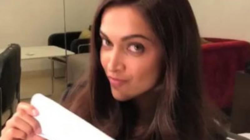 Deepika Padukone doing #PadManChallenge. Deepika Padukone doing #PadManChallenge.