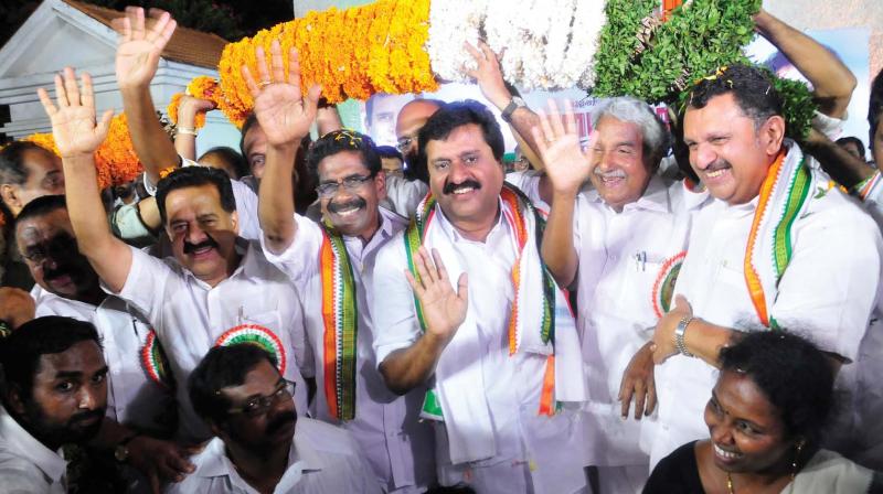 Former chief minister Oommen Chandy, Opposition leader Ramesh Chennithala, KPCC president Mullapally Ramachandran, Congress leaders K. Muraleedharan and V.S. Sivakumar being garlanded at the conclusion of the Janamahayathra rally at Gandhi Park in Thiruvanantapruam on Thursday. (Photo: A.V. MUZAFAR) Former chief minister Oommen Chandy, Opposition leader Ramesh Chennithala, KPCC president Mullapally Ramachandran, Congress leaders K. Muraleedharan and V.S. Sivakumar being garlanded at the conclusion of the Janamahayathra rally at Gandhi Park in Thiruvanantapruam on Thursday. (Photo: A.V. MUZAFAR)