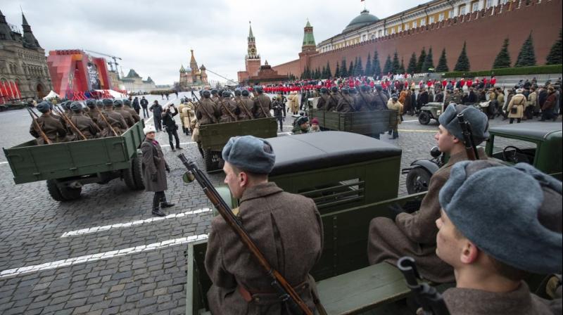 Thursdays re-enactment featured about 4,000 troops, vintage T-34 tanks and other vehicles. (Photo: AP)