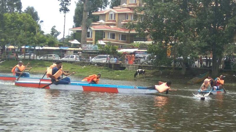 Rowers trying to catch the duck in the duck race competition organised by the Kodaikanal boat and rowing club in the lake on Sunday. (Photo: DC) Rowers trying to catch the duck in the duck race competition organised by the Kodaikanal boat and rowing club in the lake on Sunday. (Photo: DC)