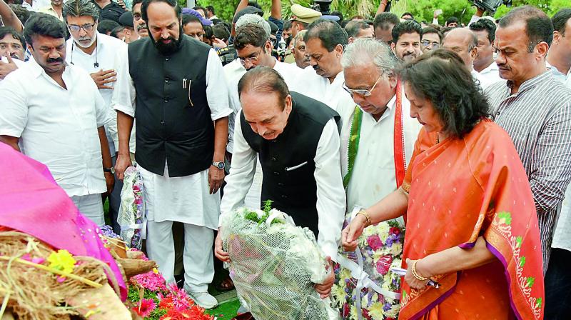 Congress leader Ghulam Nabi Azad, TPCC chief N. Uttam Kumar Reddy, senior party leaders J. Geeta Reddy, V. Hanumantha Rao, Komati Reddy Venkat Reddy, Lok Sabha MP Revanth Reddy and others pay their last respects to departed Congress leader Jaipal Reddy. (Photo: DC) Congress leader Ghulam Nabi Azad, TPCC chief N. Uttam Kumar Reddy, senior party leaders J. Geeta Reddy, V. Hanumantha Rao, Komati Reddy Venkat Reddy, Lok Sabha MP Revanth Reddy and others pay their last respects to departed Congress leader Jaipal Reddy. (Photo: DC)