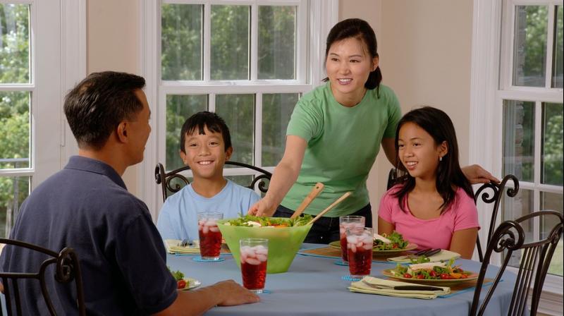 Researchers found more often teens and young adults had dinner with parents, their overall diets included more fruits and vegetables and less fast food, sugary beverages. (Photo: Pixabay) Researchers found more often teens and young adults had dinner with parents, their overall diets included more fruits and vegetables and less fast food, sugary beverages. (Photo: Pixabay)