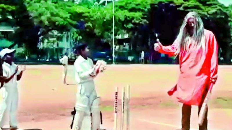 Former Australian bowler brett lee donned a shabby orange kurta and played cricket with young kids at the shivaji stadium Former Australian bowler brett lee donned a shabby orange kurta and played cricket with young kids at the shivaji stadium