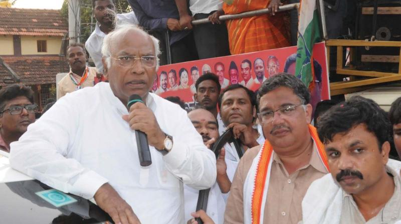Veteran Congress leader Mallikarjun Kharge campaigns for Congress candidate Tanveer Sait in Mysuru on Sunday ( Image: KPN ) Veteran Congress leader Mallikarjun Kharge campaigns for Congress candidate Tanveer Sait in Mysuru on Sunday ( Image: KPN )