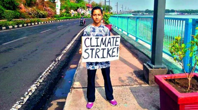 Garima Thakur protesting at VIP Road, Bhopal Garima Thakur protesting at VIP Road, Bhopal