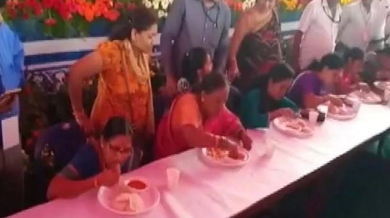 Sarojamma ate 6 idlis in just 1 minute with great ease and won the competition. (Photo: ANI) Sarojamma ate 6 idlis in just 1 minute with great ease and won the competition. (Photo: ANI)