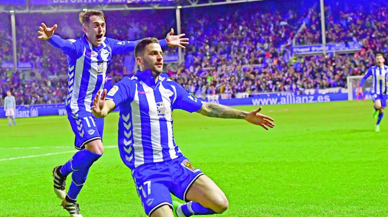 Alaves’ Edgar Mendez (right) celebrates with Iabi Gomez after scoring against Celta in their Copa del Rey semi-final against Celta Vigo in Vitoria on Wednesday. Alaves won 1-0. (Photo: AP) Alaves’ Edgar Mendez (right) celebrates with Iabi Gomez after scoring against Celta in their Copa del Rey semi-final against Celta Vigo in Vitoria on Wednesday. Alaves won 1-0. (Photo: AP)