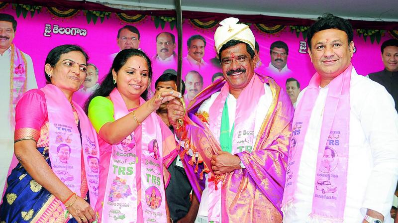 TRS activists present minister for R&B, transport V. Prashanth Reddy with a sword in Nizamabad on Wednesday. TRS MP K. Kavitha is also seen. —DC TRS activists present minister for R&B, transport V. Prashanth Reddy with a sword in Nizamabad on Wednesday. TRS MP K. Kavitha is also seen. —DC