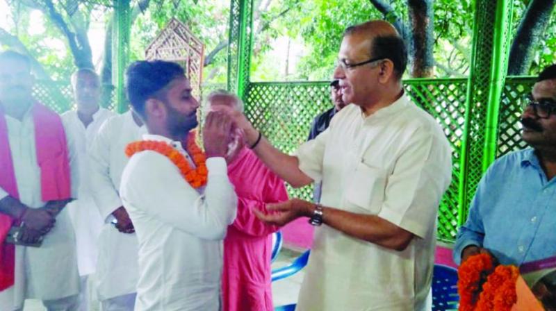 Union minister Jayant Sinha on Friday felicitated eight men who were held guilty of killing meat trader Alimuddin Ansari, 55, in the name of cow vigilantism in Jharkhand on June 30 last year. Union minister Jayant Sinha on Friday felicitated eight men who were held guilty of killing meat trader Alimuddin Ansari, 55, in the name of cow vigilantism in Jharkhand on June 30 last year.