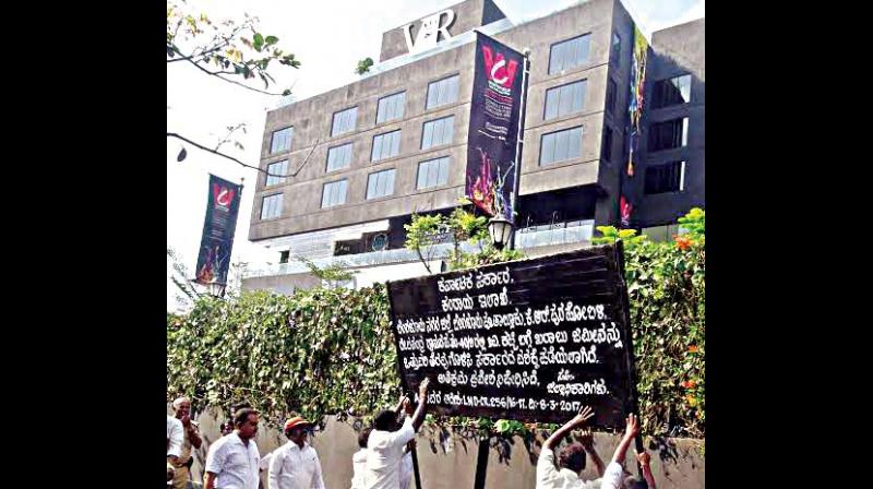 According to the officials, VR Mall owned by Suguna Commercial Holdings Pvt. Ltd, had put up lawn, security post, bar, reception and lift in the area. According to the officials, VR Mall owned by Suguna Commercial Holdings Pvt. Ltd, had put up lawn, security post, bar, reception and lift in the area.