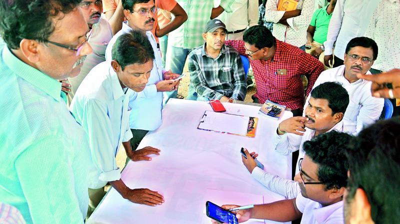 People inquire about their missing family members at the help desk on Monday (Photo: DC) People inquire about their missing family members at the help desk on Monday (Photo: DC)