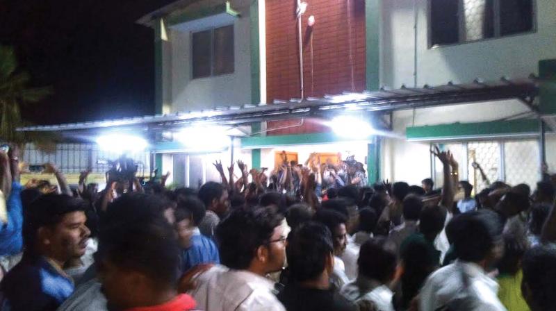 Crowd of supporters at O. Panneerselvam’s house on Tuesday (Photo: DC) Crowd of supporters at O. Panneerselvam’s house on Tuesday (Photo: DC)