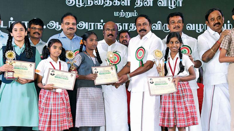 School education minister K. A. Sengottiyan presents awards to school children who took part in state-level extempore competitions. (DC) School education minister K. A. Sengottiyan presents awards to school children who took part in state-level extempore competitions. (DC)