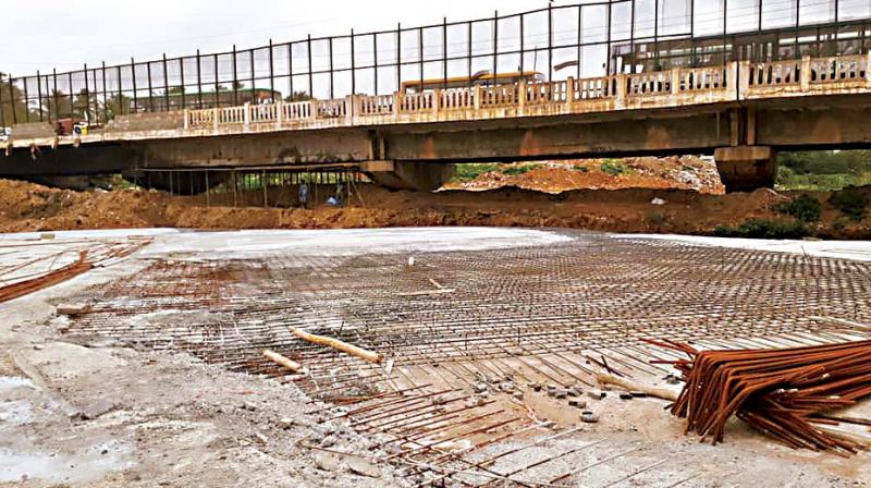 The residents complained that there have been delays in the bridge repair works, the sluice gate project and desilting of lakebed of Varthur Lake. (Photo:DC) The residents complained that there have been delays in the bridge repair works, the sluice gate project and desilting of lakebed of Varthur Lake. (Photo:DC)