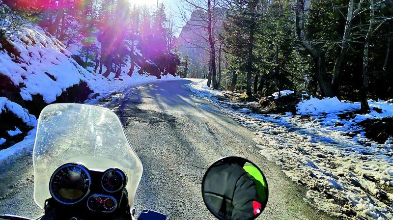 Manali is the town where bike enthusiasts would rent their machines and Jim’s dream to ride on Himalayan roads came to fruition with a leap of faith. Manali is the town where bike enthusiasts would rent their machines and Jim’s dream to ride on Himalayan roads came to fruition with a leap of faith.