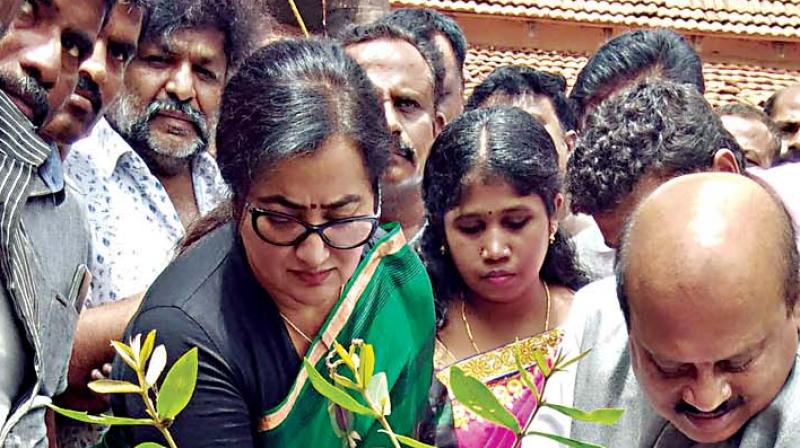 MP Sumalatha Ambareesh plants a sapling as part of Swaccha Meva Jayate at Kilara village near Mandya on Tuesday (Photo: KPN) MP Sumalatha Ambareesh plants a sapling as part of Swaccha Meva Jayate at Kilara village near Mandya on Tuesday (Photo: KPN)